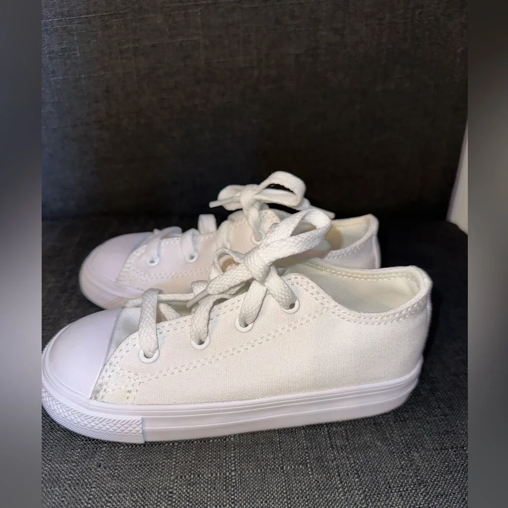 NWOT Converse Size 10 Unisex Classic‎ White Kids Sneakers
